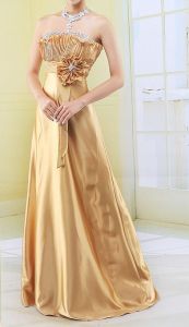 Ослепительное золотое платье с плиссированным топом и длинной юбкой