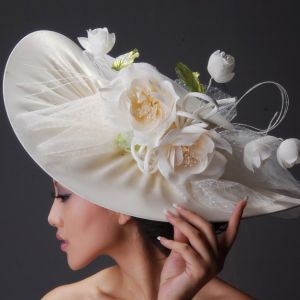Свадебная шляпка с широкими полями и нежными цветами