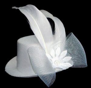 Свадебная шляпка в английском стиле с перьями