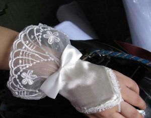 Свадебные короткие перчатки с кружевами и бантиком