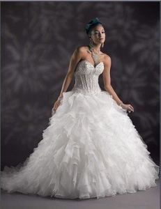 Свадебное платье с расшитым корсетом