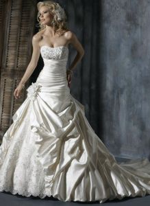 Свадебное платье с роскошной юбкой