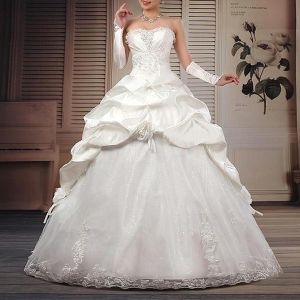 Свадебное платье с вышивкой ручной работы и несколькими юбками